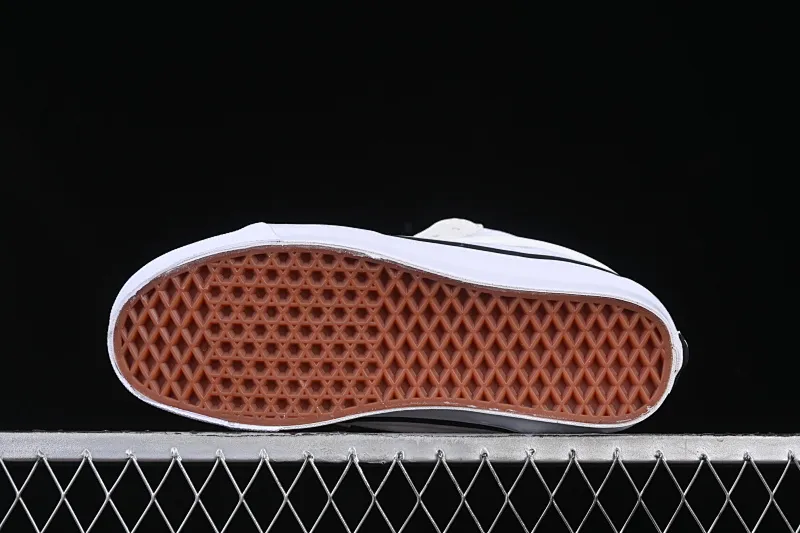 All categories Vans Vans series Vans Mid Vans China HommeGirls x Vans Sk8-Mid fashionable and versatile mid-top casual vulcanized sneakers VN000NBN2VZ